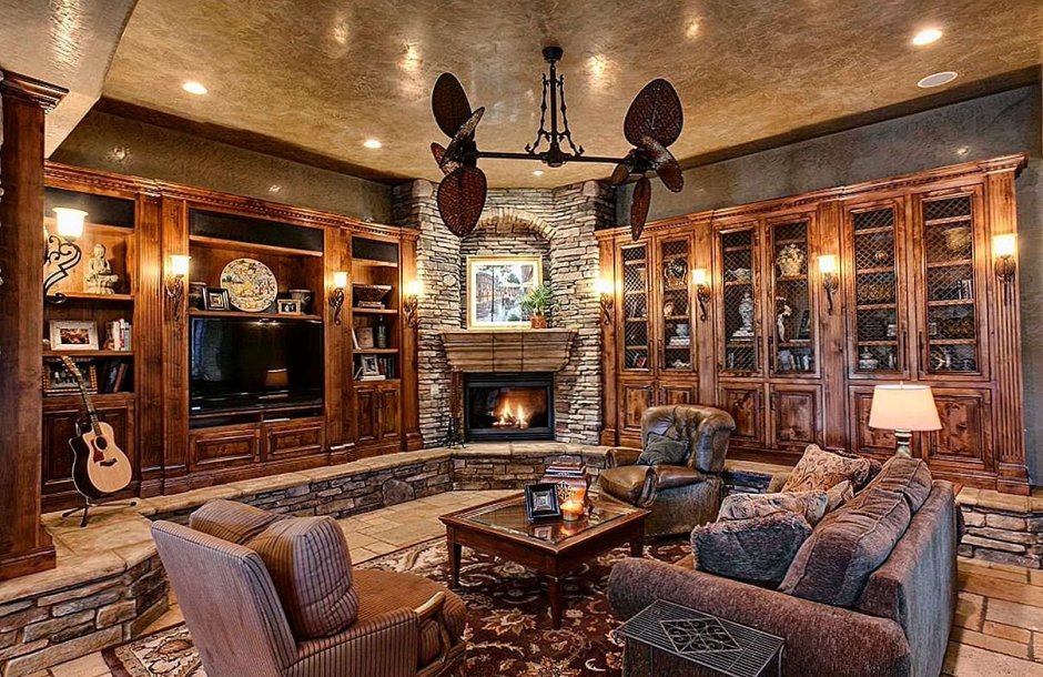 Гостиная под старину с камином