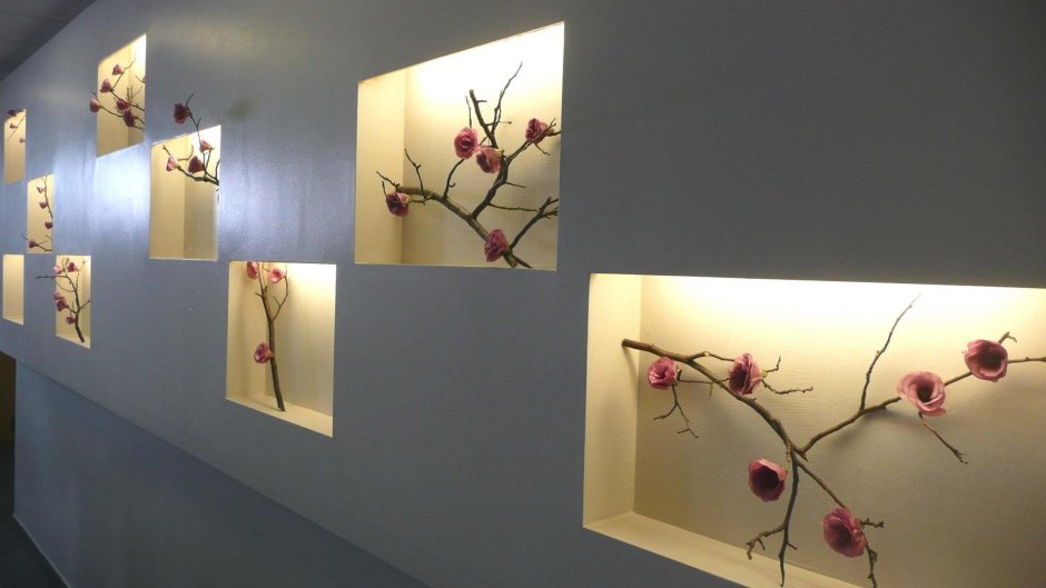 Украшение ниши в стене