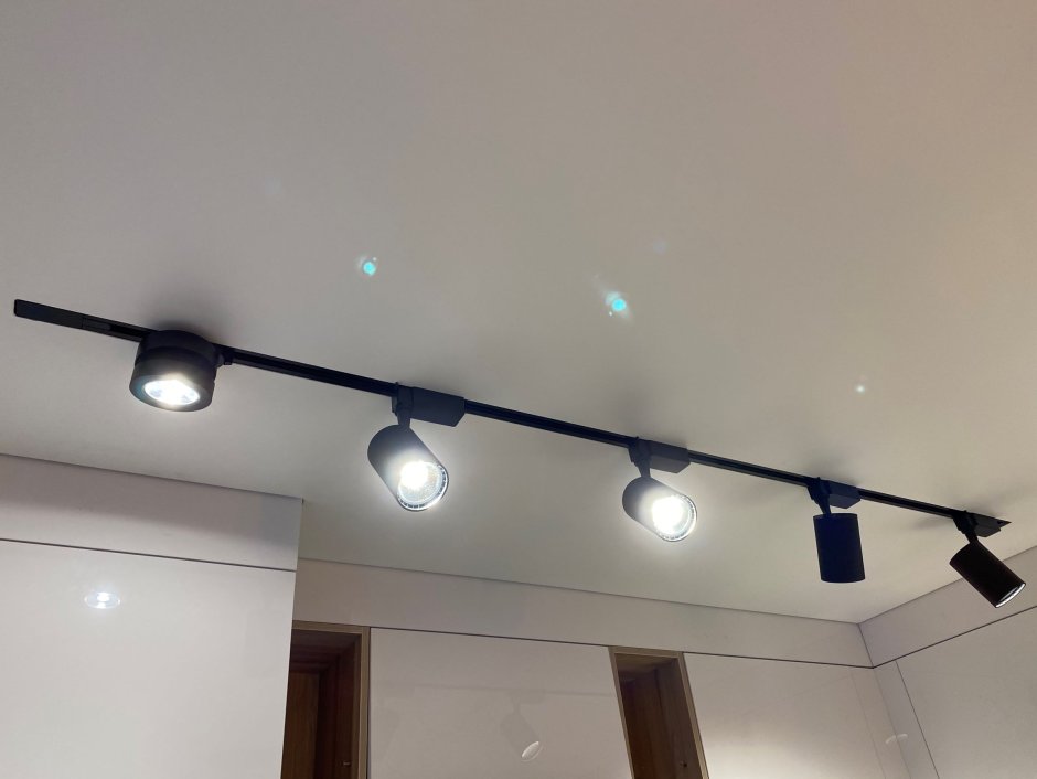 Трековое освещение для натяжных потолков