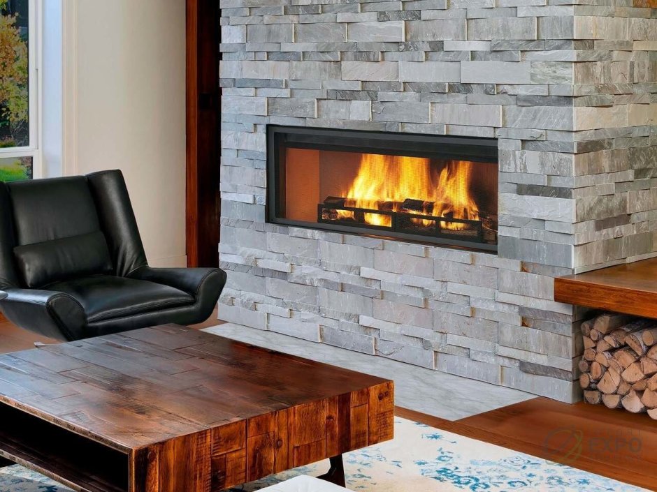 Камин обложен искусственным камнем