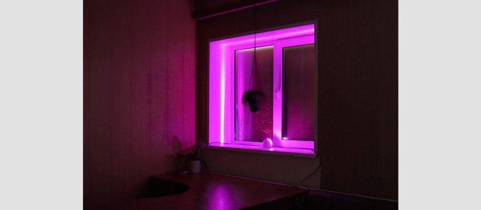 Розовая подсветка в окнах