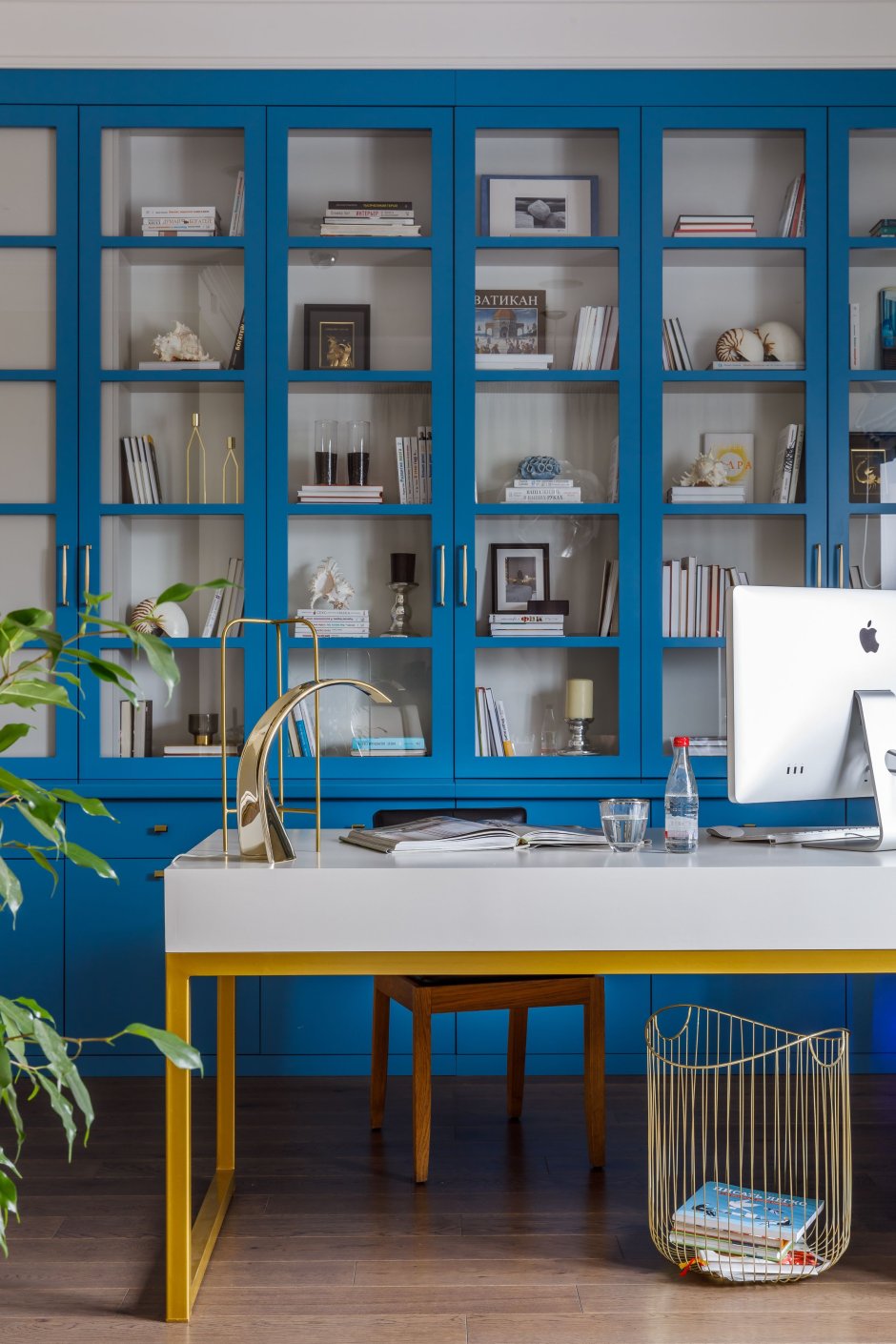 Синий шкаф в интерьере