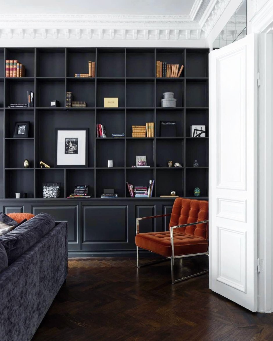 Книжный стеллаж во всю стену