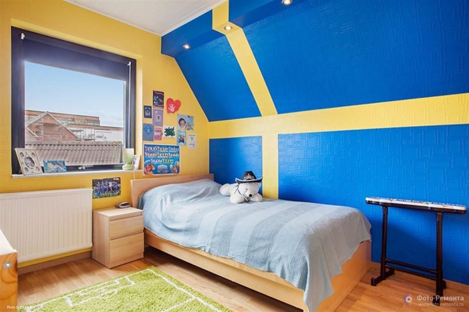 Детская комната с желтыми стенами