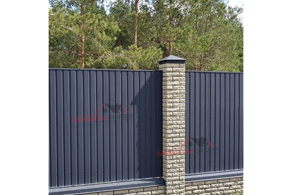 Забор RAL 7024 кирпичные столбы