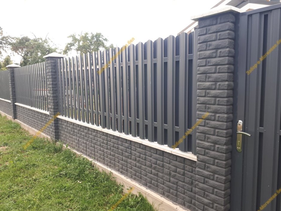 Забор из серого кирпича