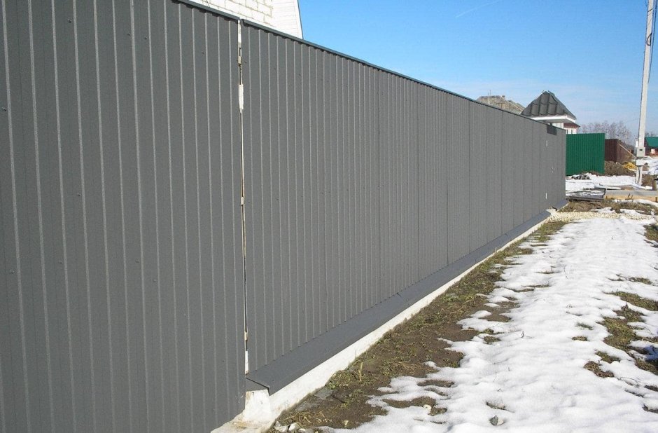 Забор из профнастила серого цвета
