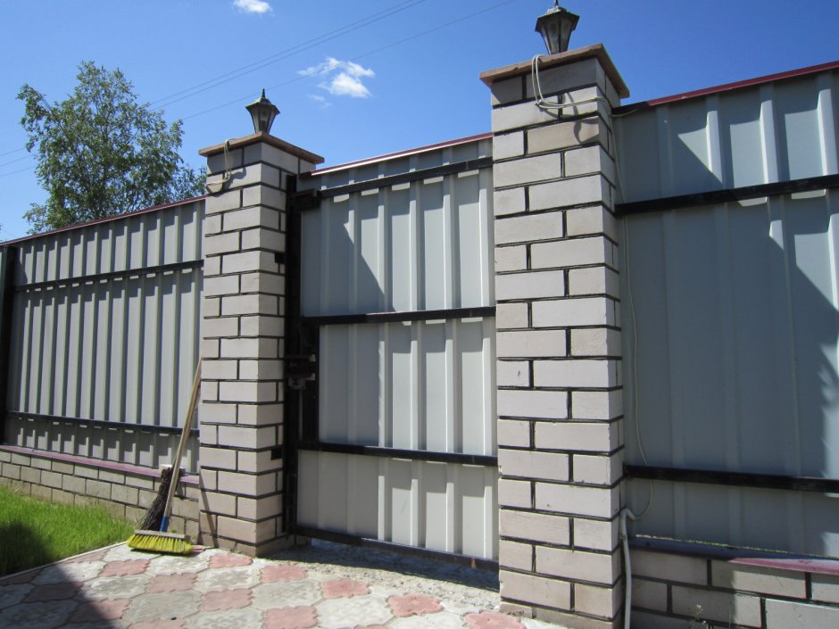 Забор из серого кирпича