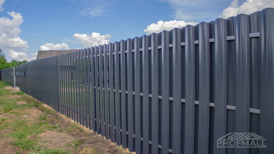 Забор из евроштакетника RAL 7024