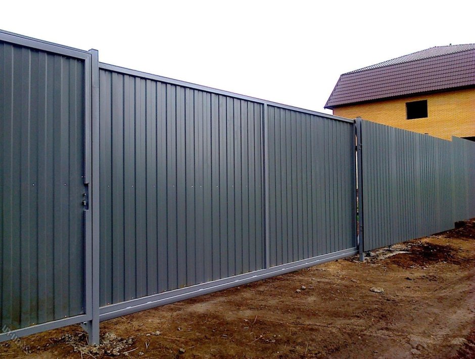 Забор из серого профлиста