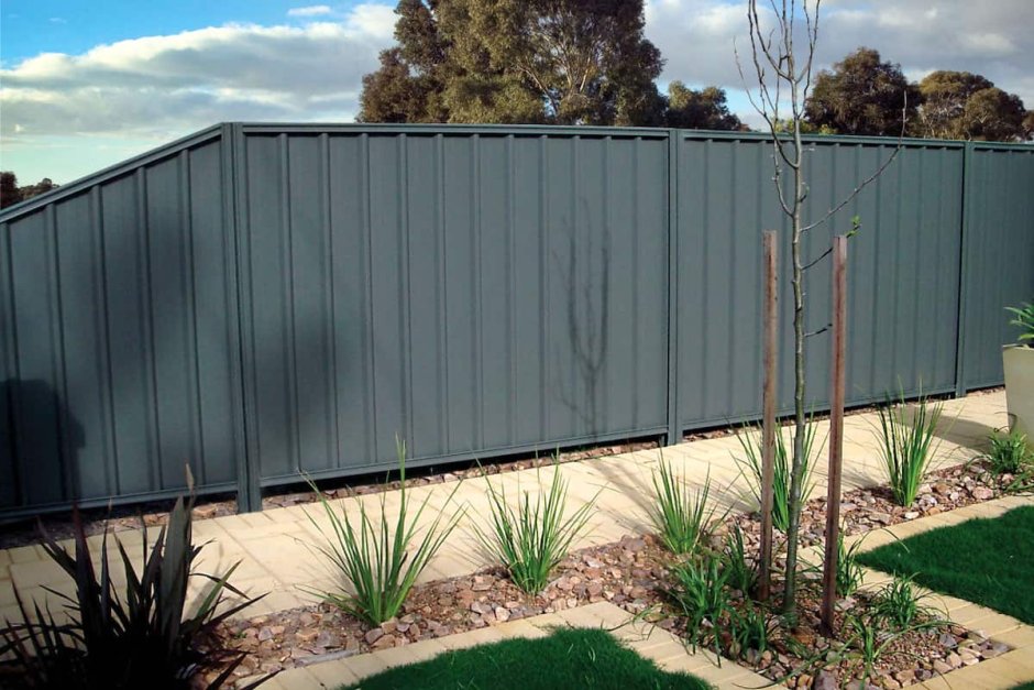 Современные заборы из профнастила