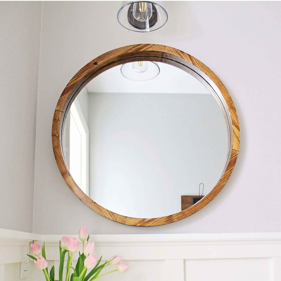 Круглое зеркало в деревянной раме для ванной