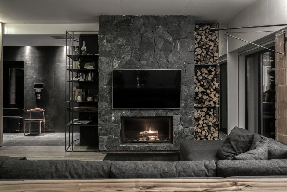 Серая гостиная с камином