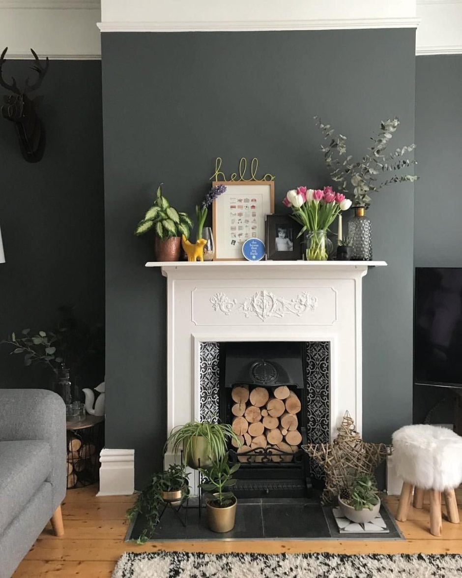 Белый камин в гостиной