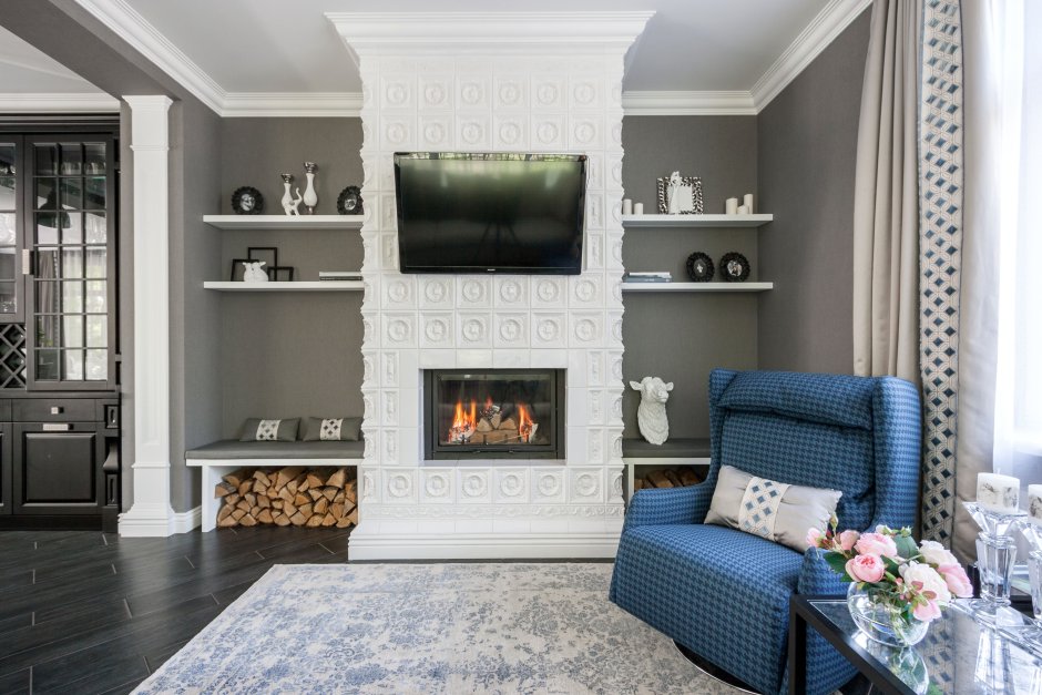 Кирпичный камин в гостиной в скандинавском стиле