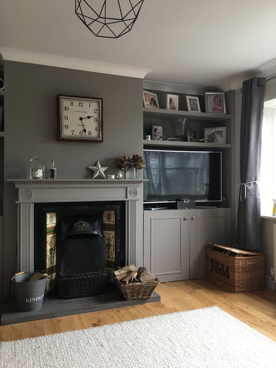 Серая гостиная с камином
