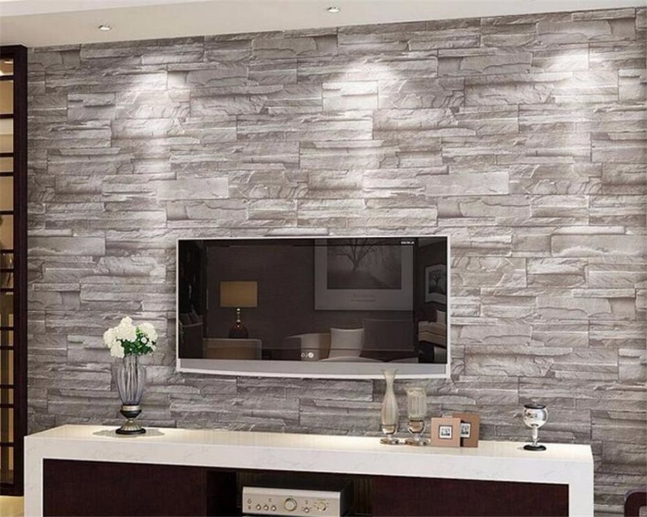 Каменная стена в гостиной