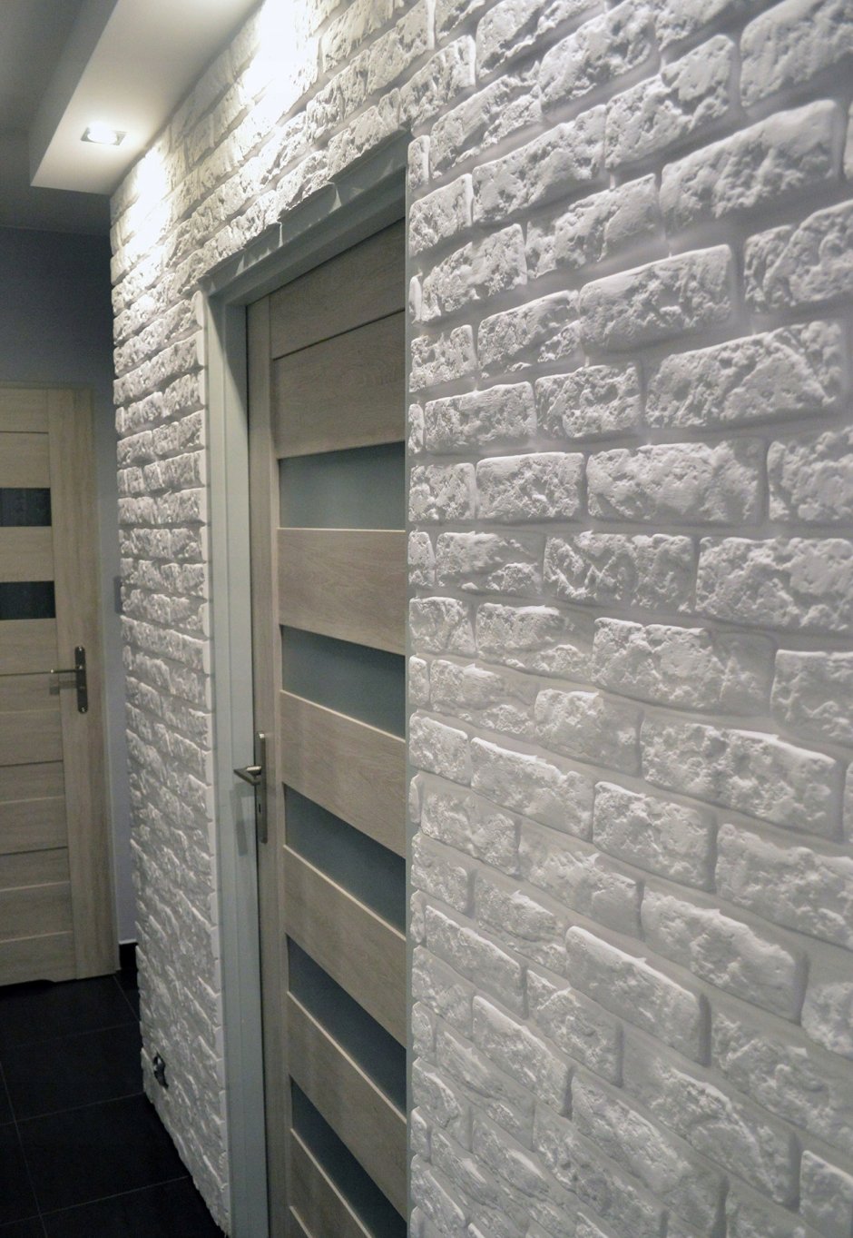 Гипсовый камень в прихожей