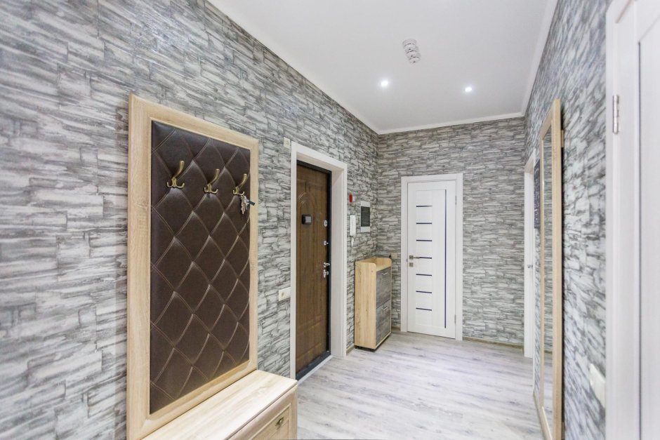 Белый камень в интерьере прихожей