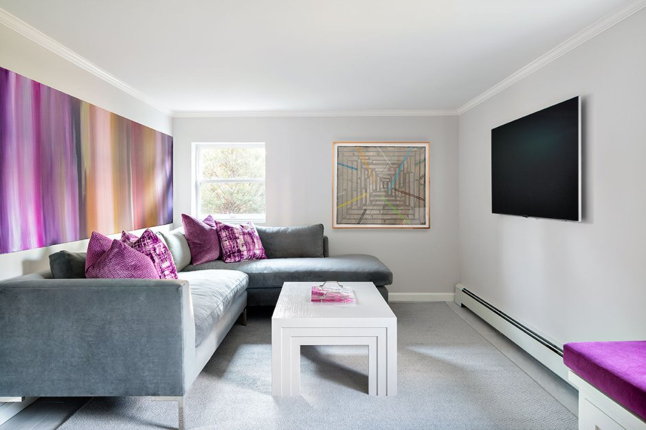 Фиолетовые акценты в сером интерьере