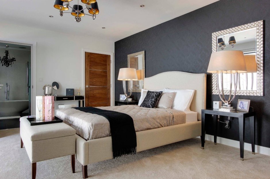 Темная кровать в Светлом интерьере