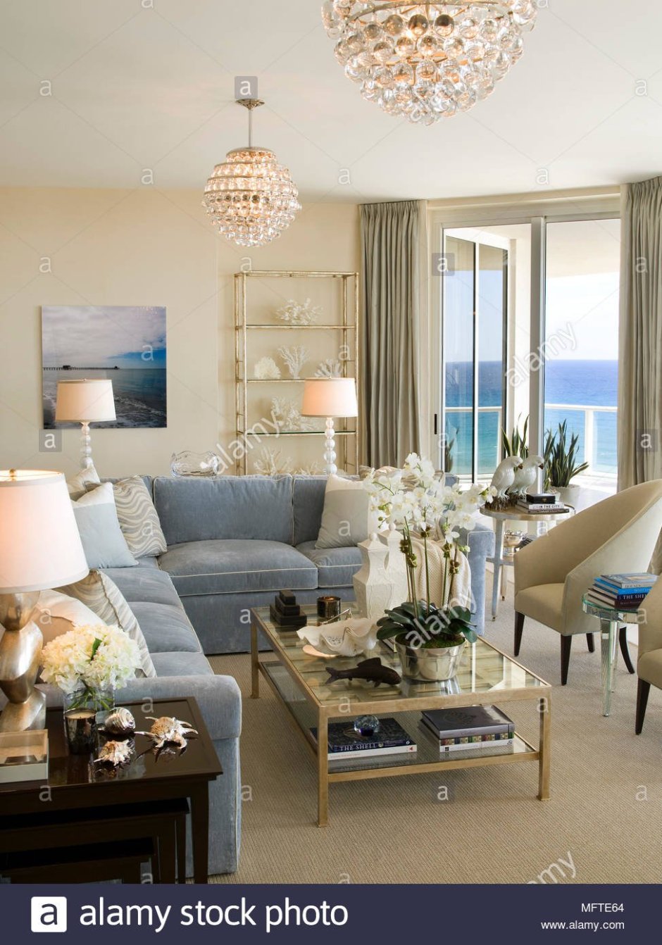 Гостиная в голубом и бежевом цвете