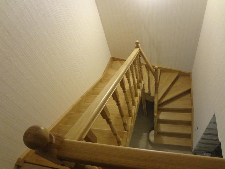Лестница с забежными ступенями с поворотом на 180