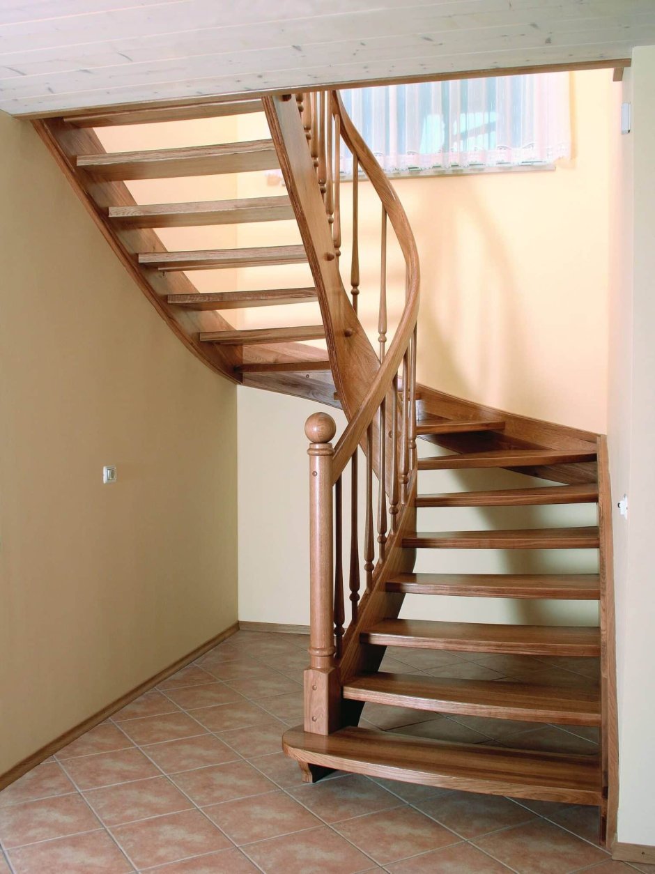 Лестница с забежными ступенями на 180 на второй этаж