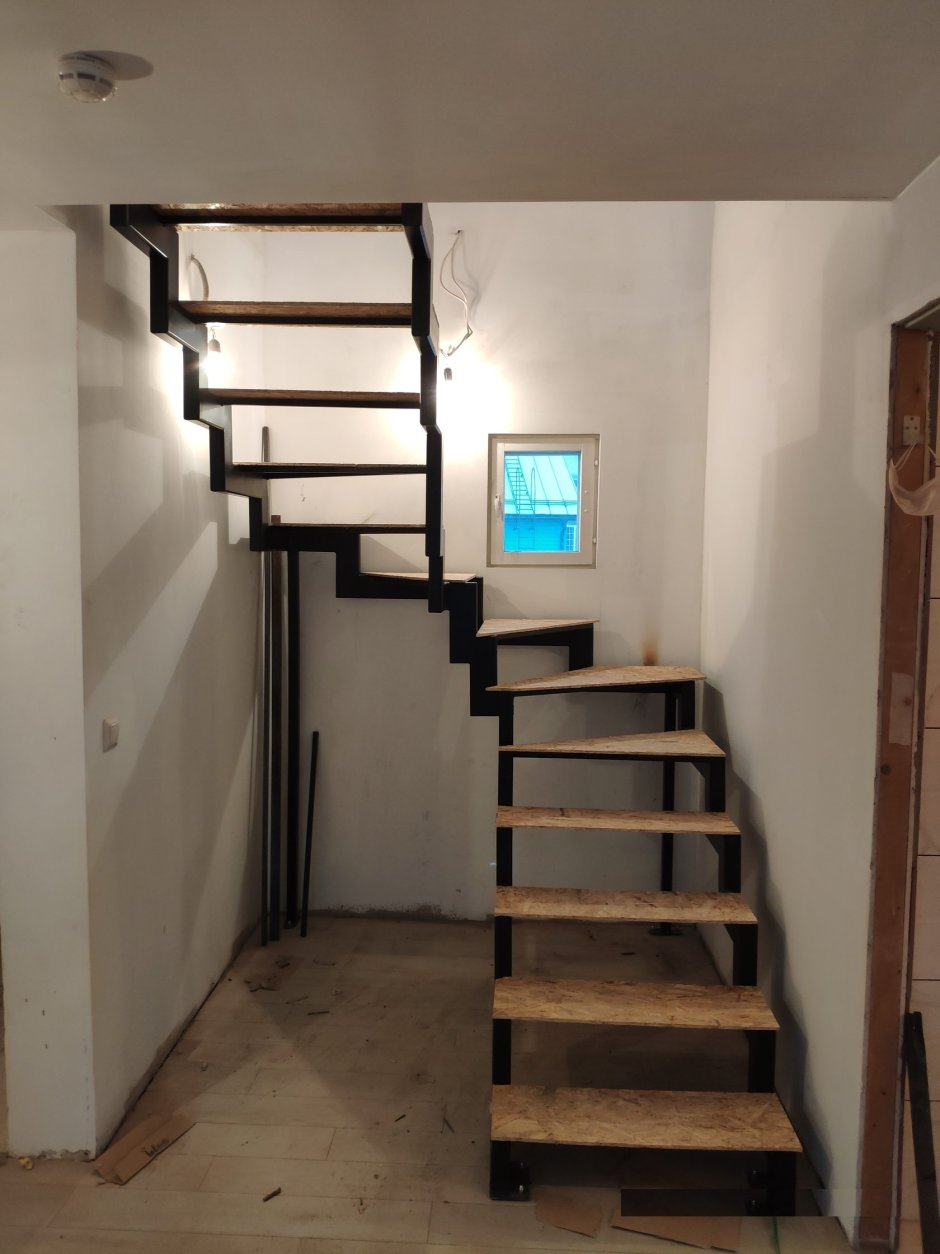 Лестница на монокосоуре забежная поворотная на 180