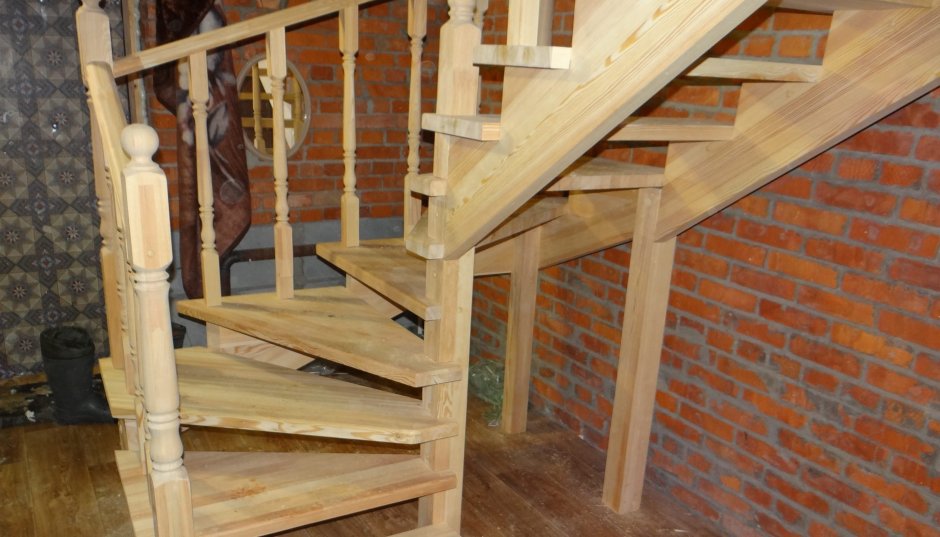 Лестница на 2 этаж с забежными ступенями