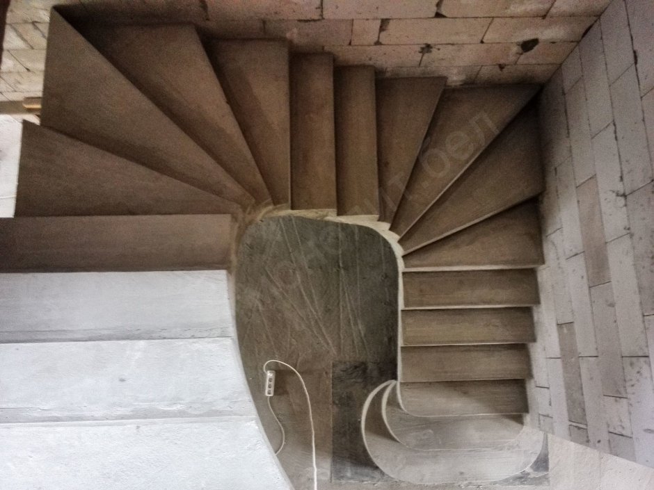 Бетонная забежная лестница 180