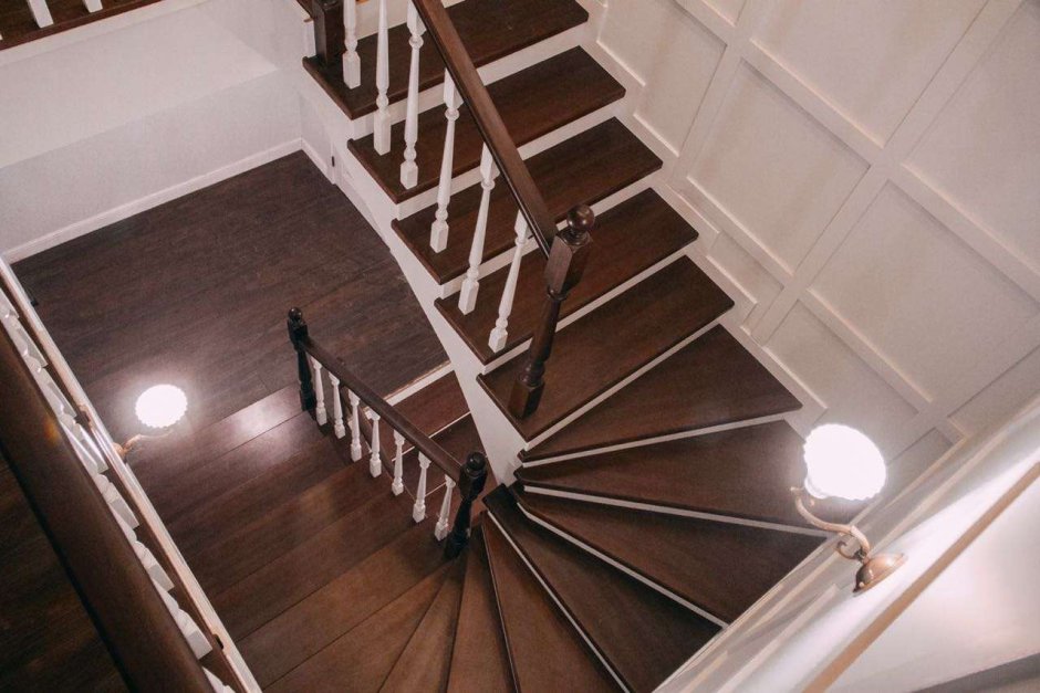 П0бразная лестница с забежными ступенями