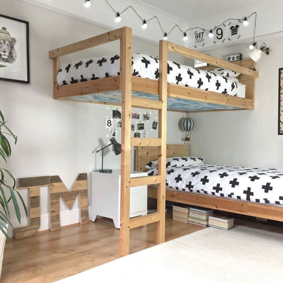 Двухъярусная кровать для детей в маленькой комнате