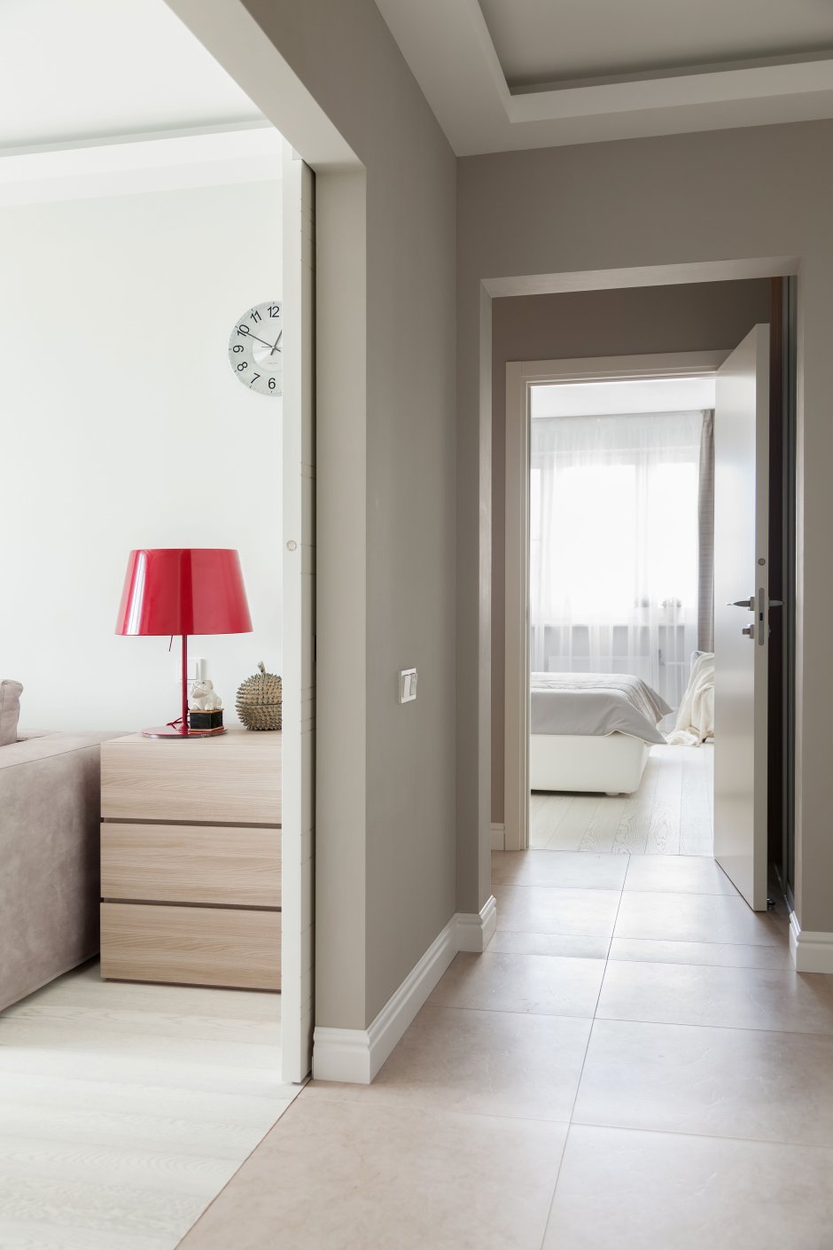 Светлые двери в интерьере