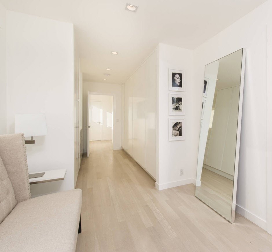 Светлый пол и светлые стены