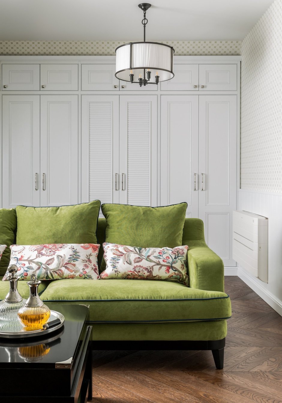 Зеленый диван винтертере