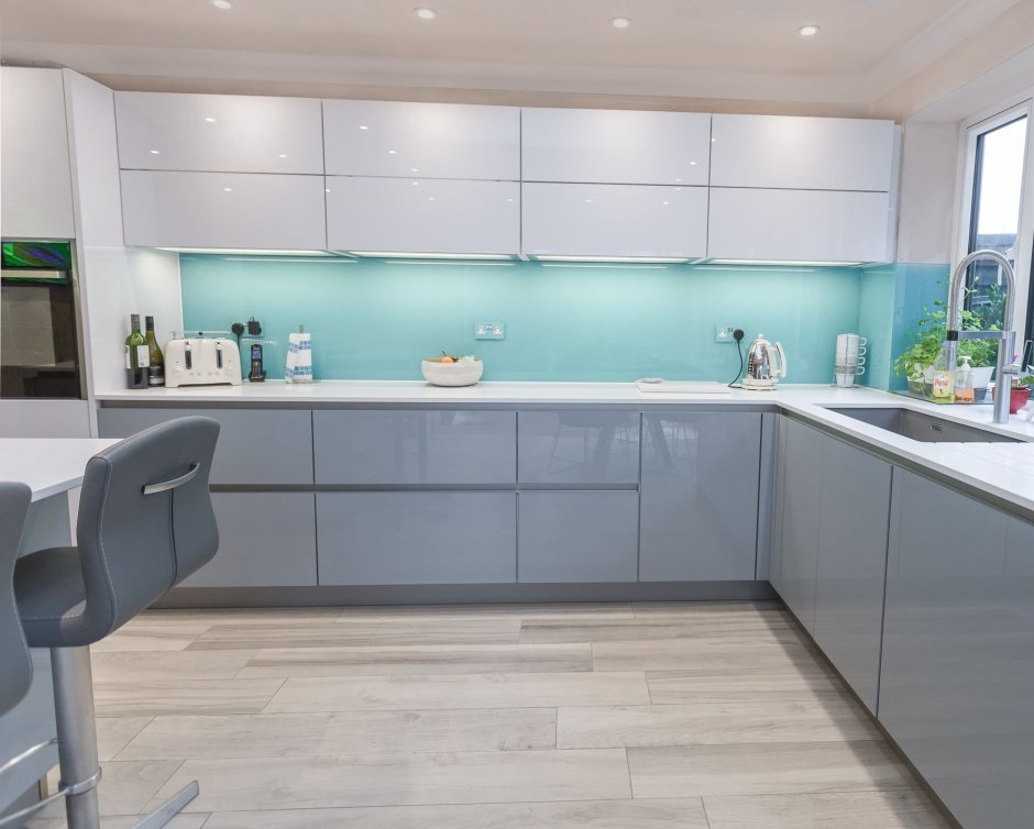 Кухня серая с бирюзой