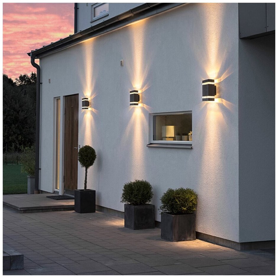 Свет на фасаде дома