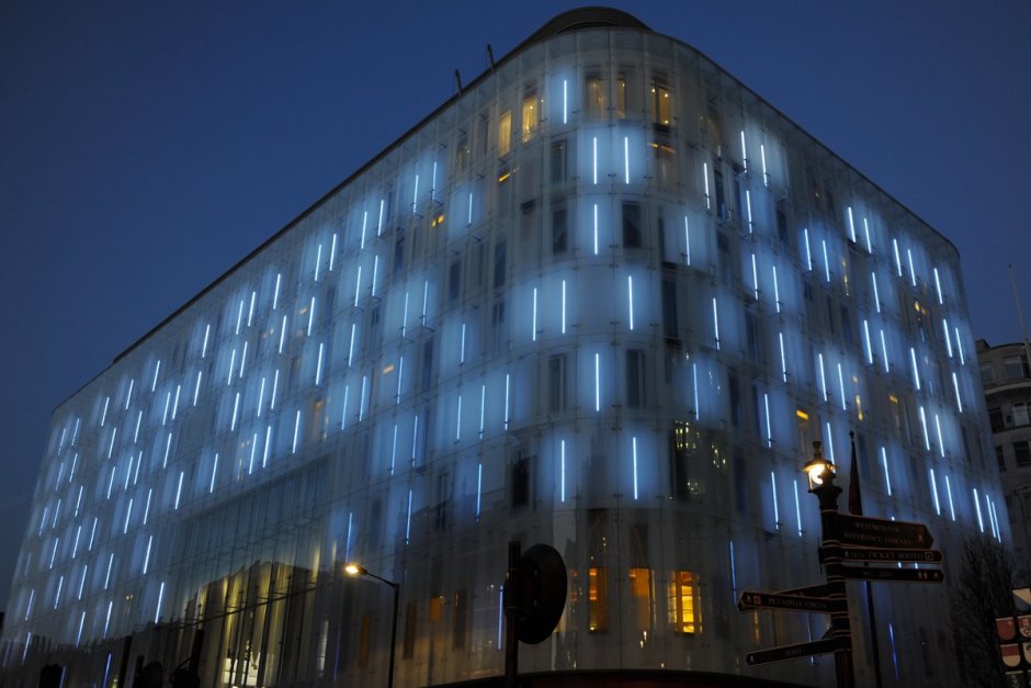 Линейная подсветка фасада здания