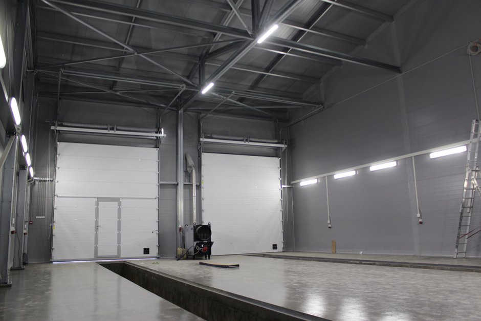 Светильники ip65 в складские помещения на троссу