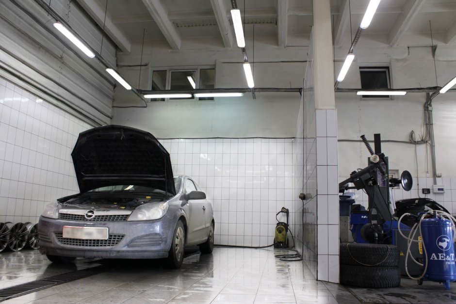 Светильник для автосервиса