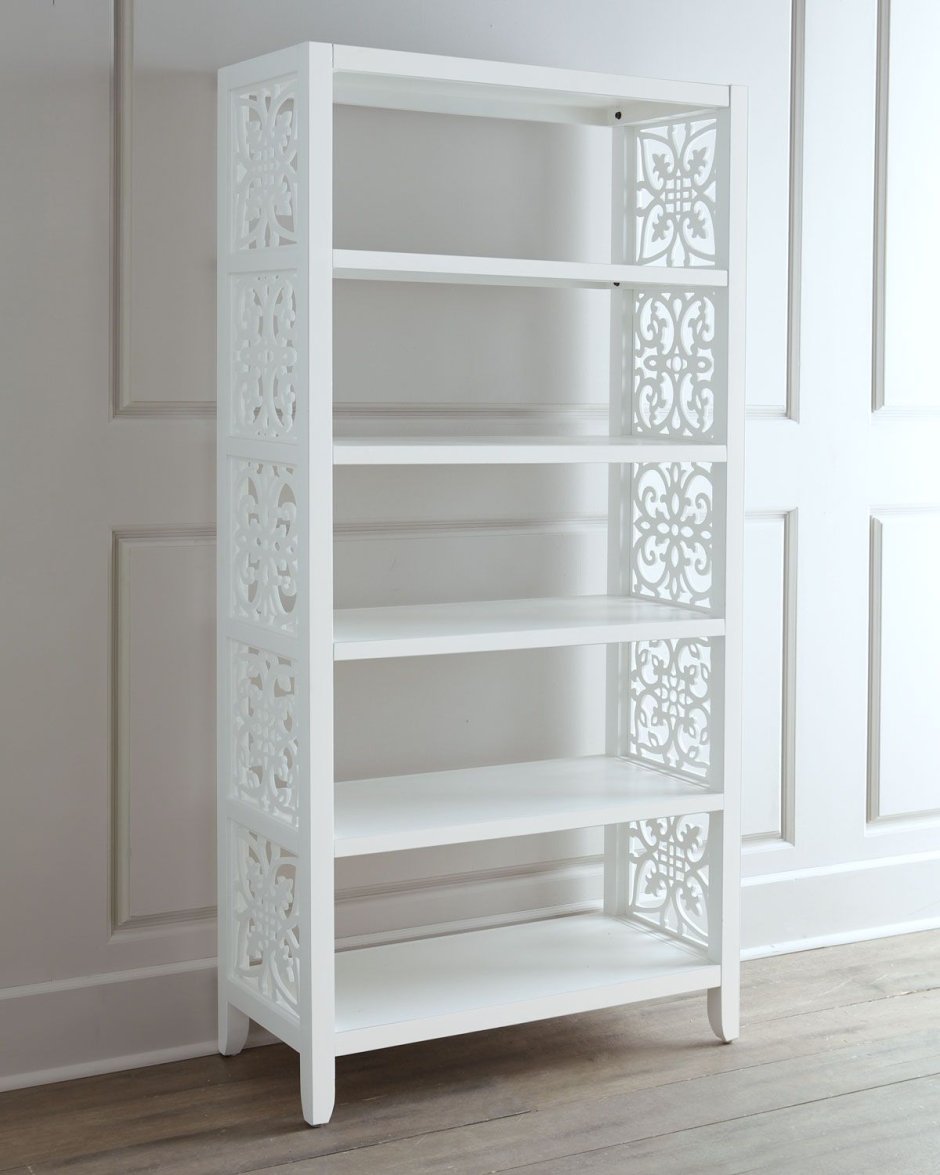 Белый стеллаж из дерева