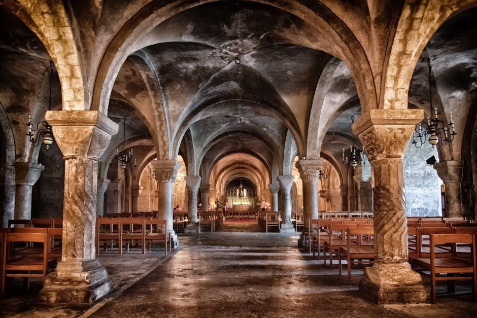 Романский собор внутри