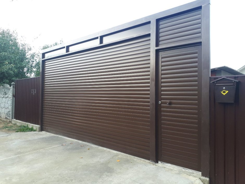 Роллетные ворота с калиткой