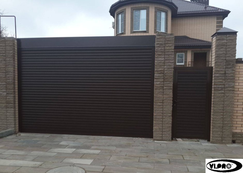 Забор с роллетными воротами