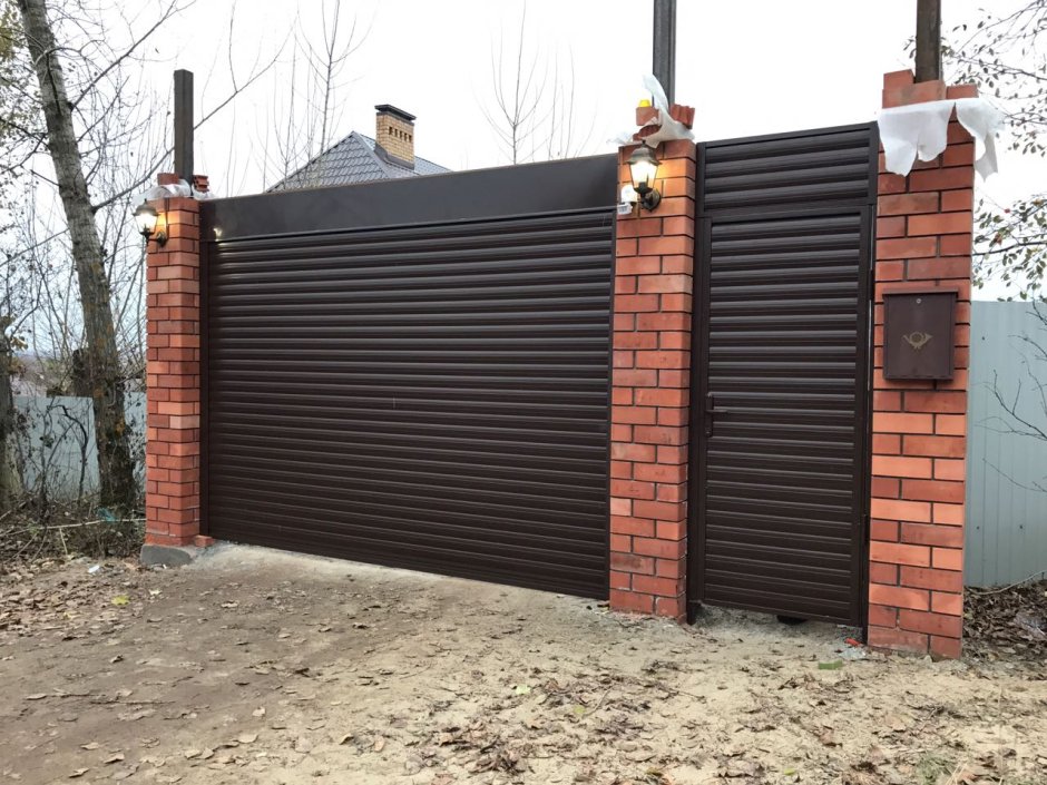 Забор с роллетными воротами