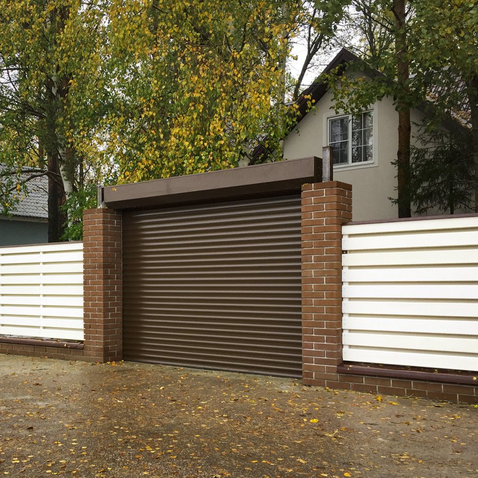 Забор с роллетными воротами