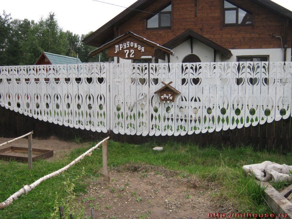 Резной забор из дерева