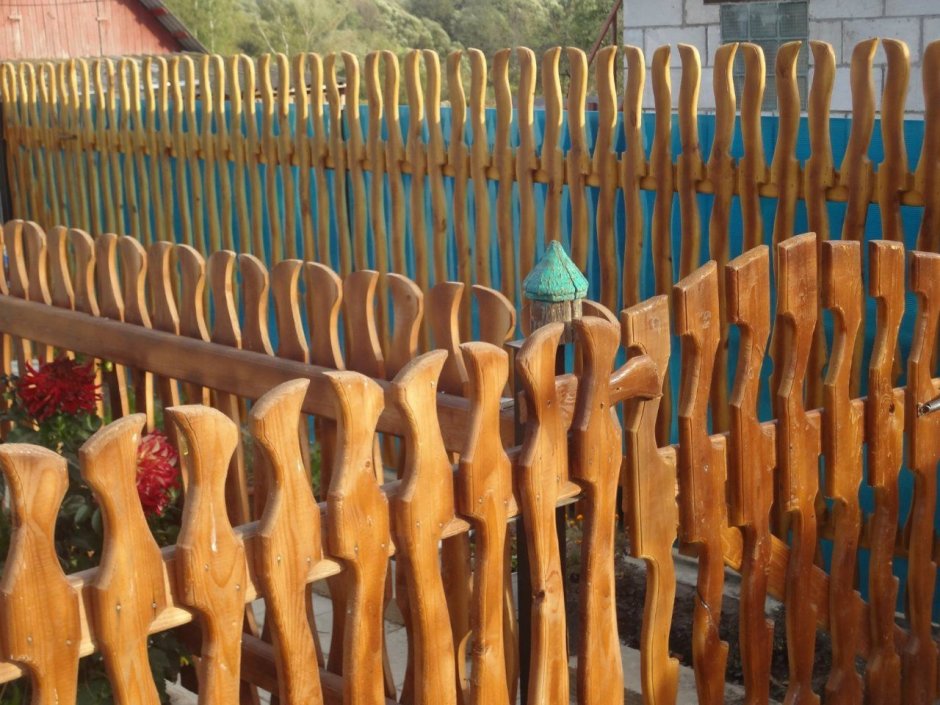 Резной забор из дерева