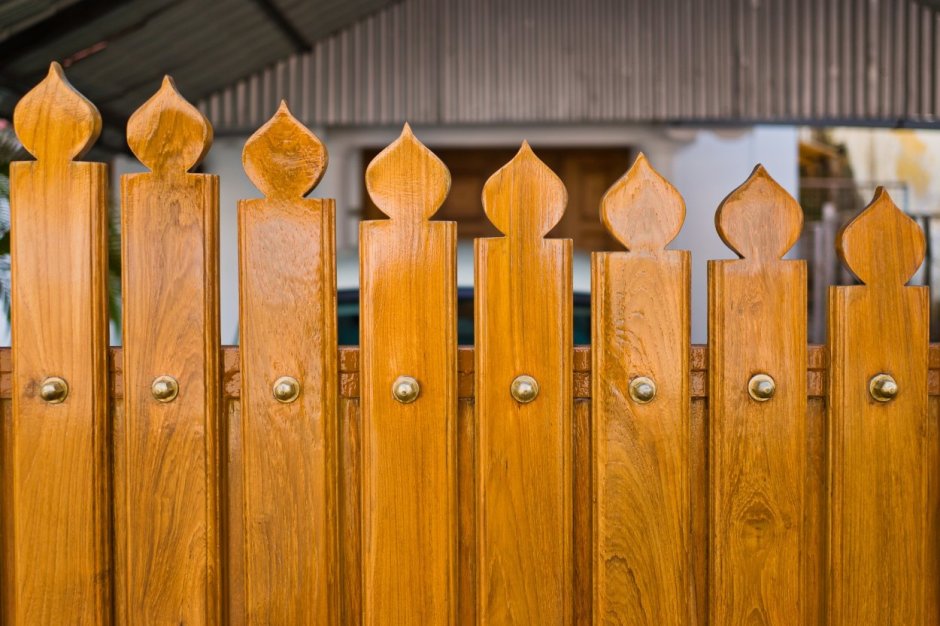 Деревянный забор фигурный